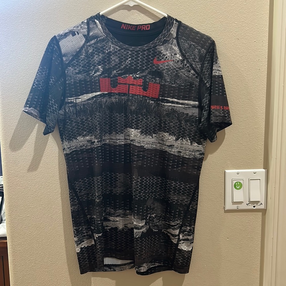 Boys XL lebron Nike shirt